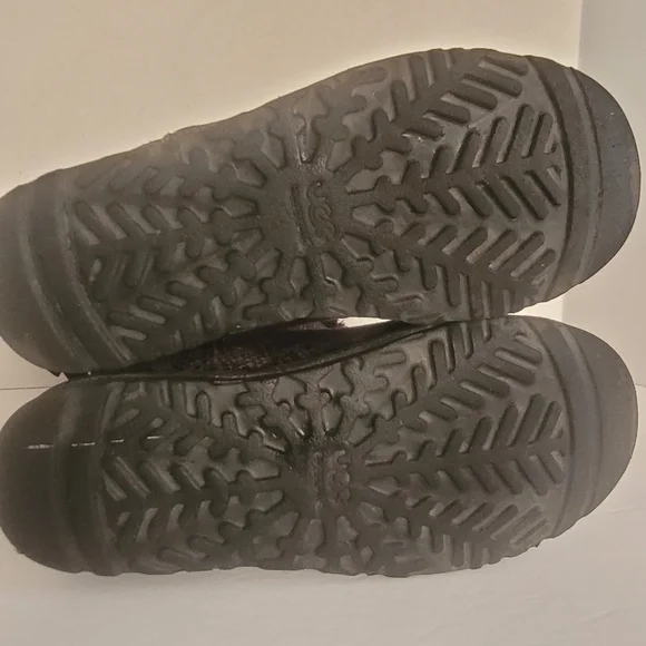 UGG Australia Snake Skin Pattern Bows Boots - Picture 11 of 14